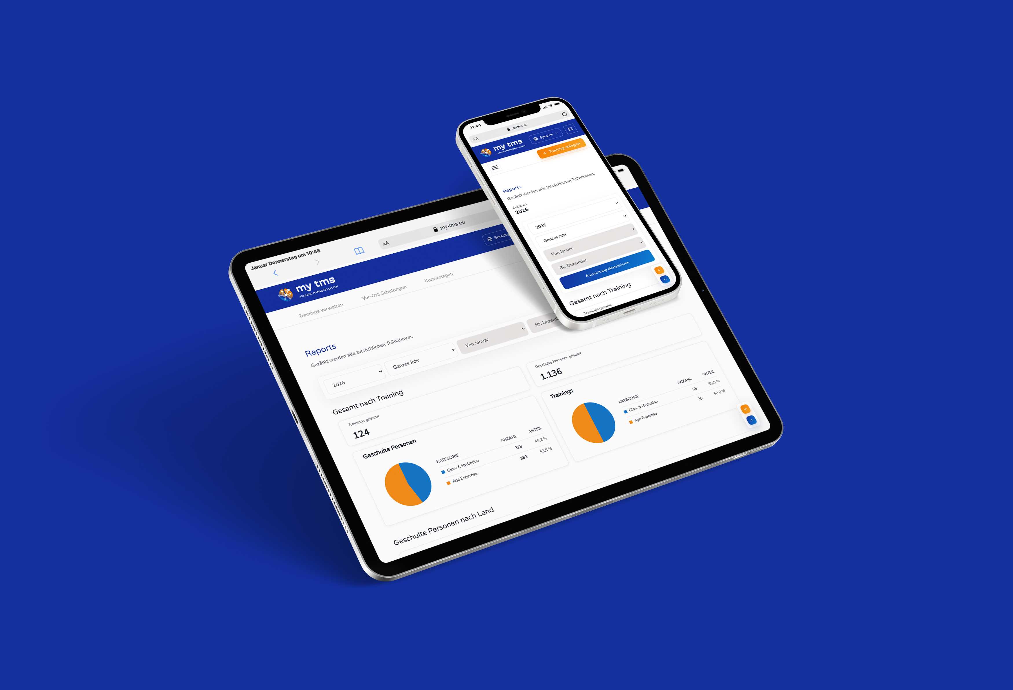 Handy und Tablet zeigen die responsive Benutzeroberfläche der „my tms“-Reportings vor blauem Hintergrund.